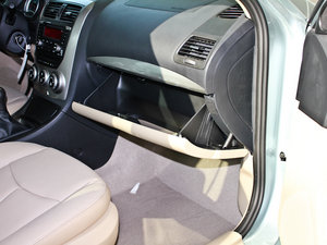 2012款1.6L 手动尊贵版 手套箱