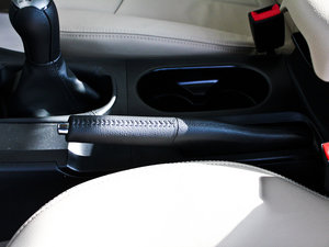 2012款1.6L 手动尊贵版 驻车制动器