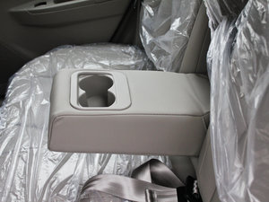 2012款1.6L 自动豪华版 后排中央扶手