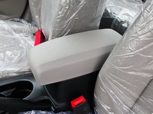 2012款1.6L 自动豪华版 中央扶手箱