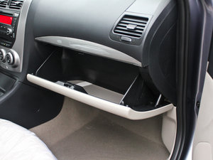 2012款1.6L 自动豪华版 手套箱