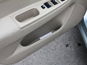 2012款1.6L 手动时尚版 前门储物空间