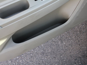 2012款1.6L 手动天窗版 前门储物空间