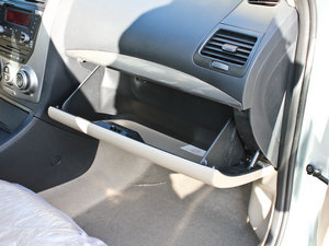2012款1.6L 手动天窗版 手套箱