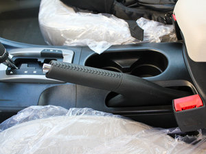 2012款1.6L 自动尊贵版 驻车制动器