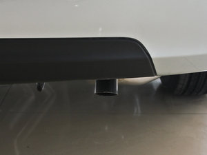 2012款1.6L 自动天窗版 排气管