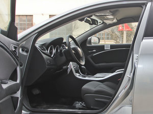 2012款2.0L 自动舒适版 前排空间