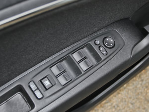 2012款2.0L 自动舒适版 主驾车窗控制区	