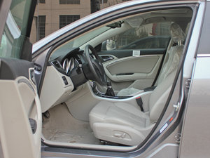 2012款2.0L 手动豪华版 前排空间