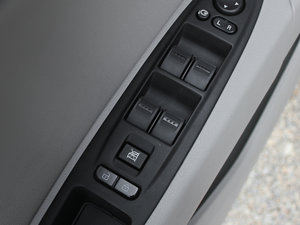 2012款2.0L 手动豪华版 主驾车窗控制区	