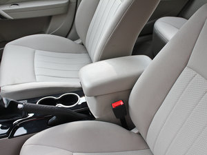 2012款1.8L 手动舒适版 中央扶手箱