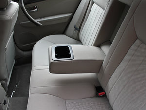 2012款1.8L 手动舒适版 后排中央扶手