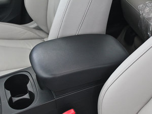 2013款2.0L 自动舒适型 中央扶手箱