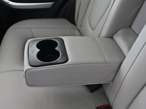 2013款2.0L 自动舒适型 后排中央扶手