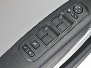 2013款2.0L 自动舒适型 主驾车窗控制区	