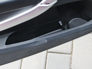 2013款2.0L 自动豪华型 前门储物空间