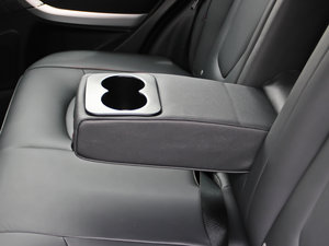 2013款2.0L 自动豪华型 后排中央扶手