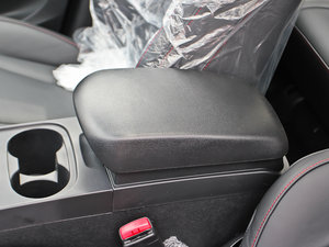 2013款2.0L 自动豪华型 中央扶手箱