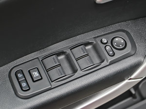 2013款2.0L 自动豪华型 主驾车窗控制区	