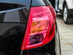 2013款1.6L 自动豪华型 尾灯