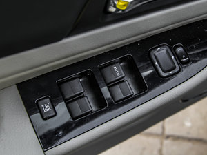 2013款1.6L 自动豪华型 主驾车窗控制区	