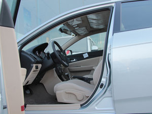2013款1.8L 自动舒适型 前排空间