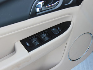 2013款1.8L 自动舒适型 主驾车窗控制区	