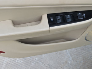 2013款1.6L 手动豪华型 前门储物空间