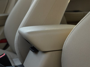 2013款1.6L 手动豪华型 中央扶手箱