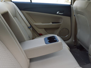 2013款1.6L 手动豪华型 后排中央扶手