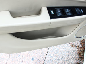 2013款1.6L 手动舒适型 前门储物空间