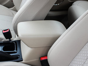 2013款1.6L 手动舒适型 中央扶手箱
