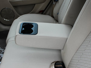 2013款1.6L 手动舒适型 后排中央扶手