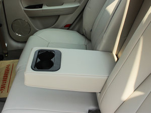 2013款1.6L 手动尊贵型 后排中央扶手