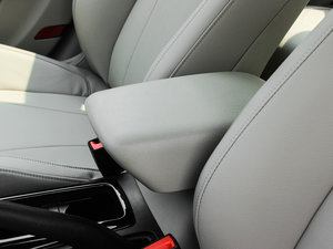 2013款1.6L 手动尊贵型 中央扶手箱