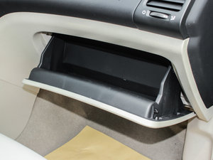 2013款1.6L 手动尊贵型 手套箱