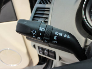 2013款1.6L 手动尊贵型 中控区