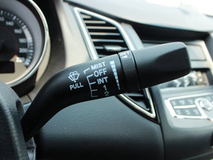 2013款1.6L 手动尊贵型 中控区
