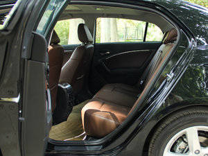 2014款1.8T 自动尊贵型 后排空间