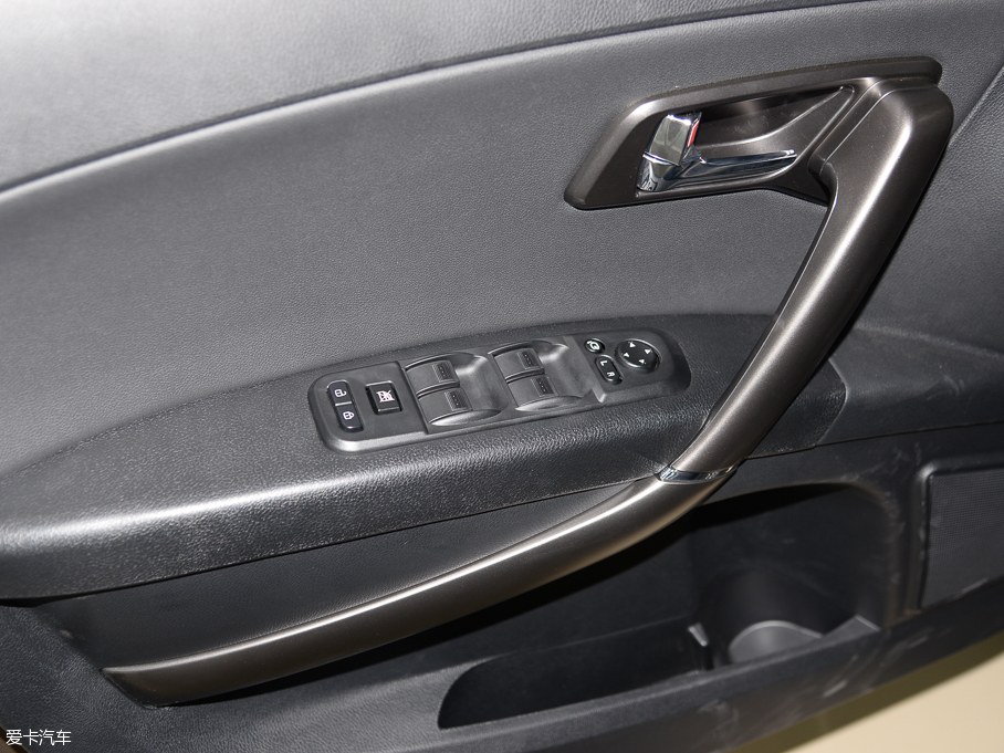 2016��vX80 1.8T �ԄӺ��A��