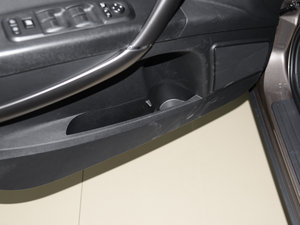 2016款1.8T 自动豪华型 前门储物空间