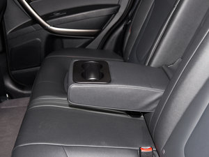 2016款1.8T 自动豪华型 后排中央扶手