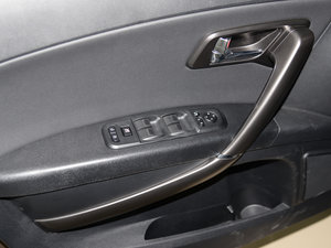 2016款1.8T 自动豪华型 主驾车窗控制区	