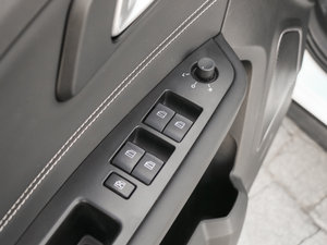 2017款1.6L 自动尊贵型 主驾车窗控制区	