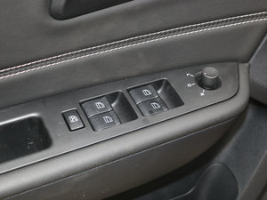 2017款1.6L 自动豪华型 主驾车窗控制区	