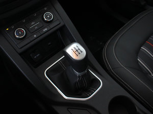 2017款1.6L 手动豪华型 换挡杆