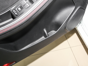 2018款2.0L 自动互联智享型 前门储物空间