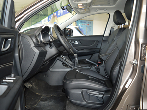 2018款网红版 1.6L 手动豪华型 前排空间