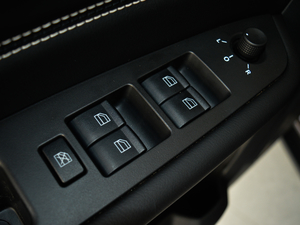 2018款网红版 1.6L 手动豪华型 主驾车窗控制区	
