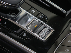 2020款2.0T 智联旗享版 驻车制动器